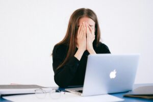 Vrouw huilt om afwijzing hypotheek door bkr