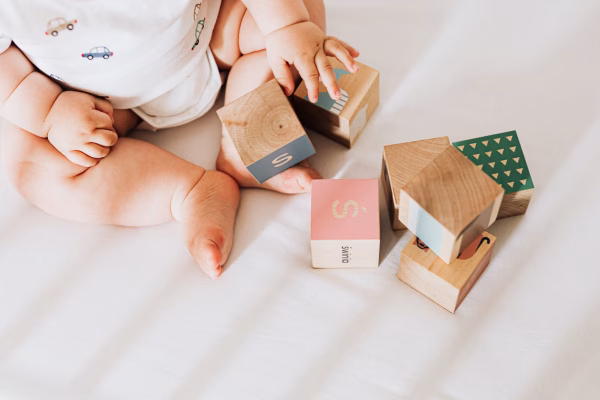 Babyvoetjes en babyspeelgoed