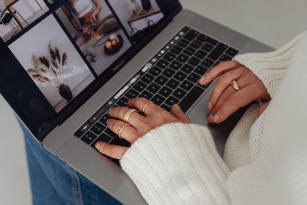 Snel veel geld verdienen als vrouw – 10 slimme manieren om direct te starten Vrouw verdient geld op laptop